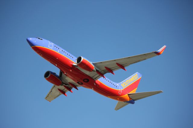 Boeing 737-700 (N782SA) - Departing 17L