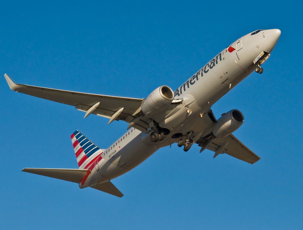 Boeing 737-800 (N974AN) - Lift off from 22R in new colors on FlightAware.Com !