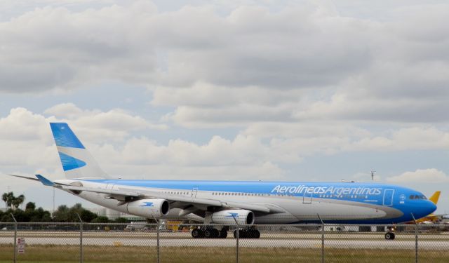 Airbus A340-300 (LV-CSD)