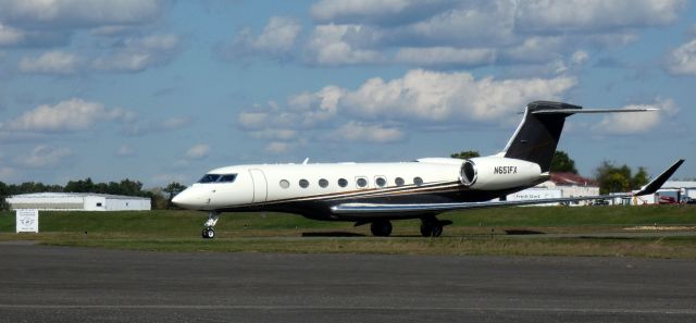 Gulfstream Aerospace Gulfstream G650 (N651FX) - Taxiing to parking is this 2011 Gulfstream Aerospace G650 in the Autumn of 2023.