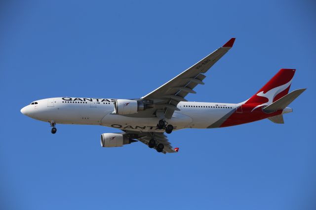 Airbus A330-200 (VH-EBO)