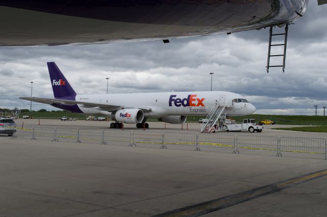 Boeing 757-200 (N934FD)