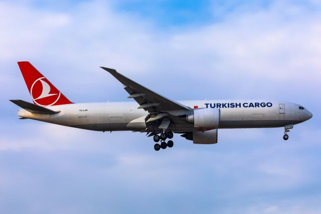 BOEING 777-200LR (TC-LJN)
