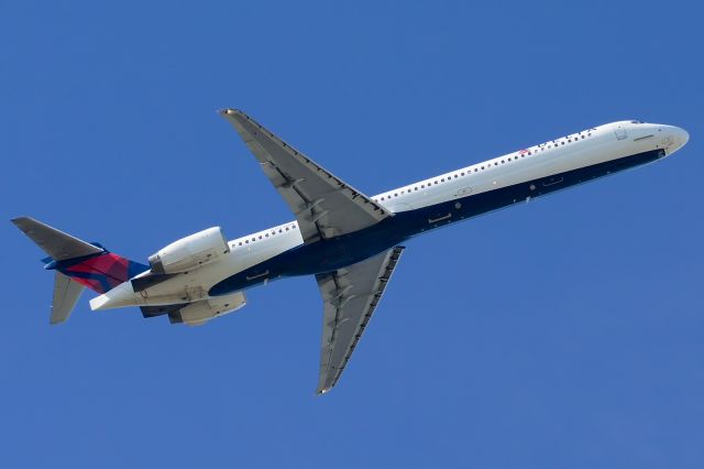 McDonnell Douglas MD-90 (N923DN) - 01/08/2015. One the sleekest aircraft ever after all these years. Shown here departing for KATL.