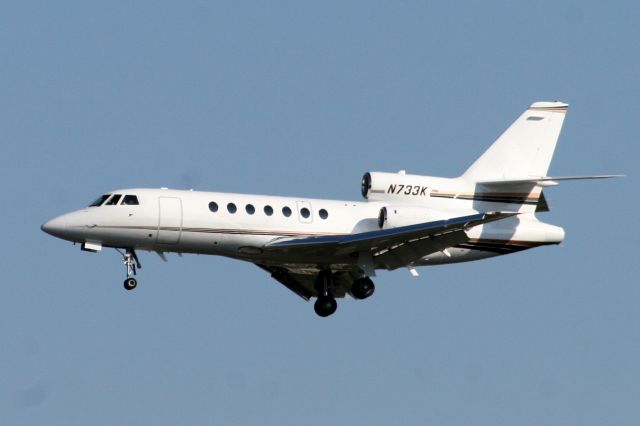 Dassault Falcon 50 (N733K) - Final approach for R06 on 31-Jul-07.