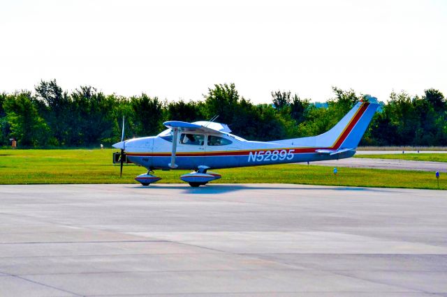 Cessna Skylane (N52895)