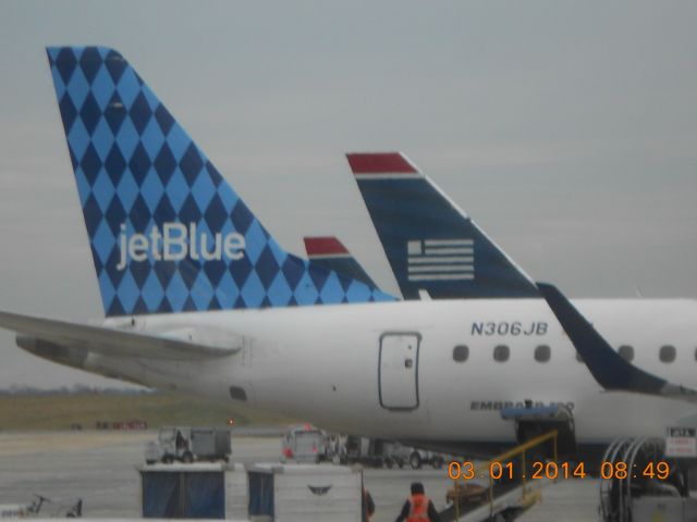 Embraer ERJ-190 (N306JB) - JetBlue E190 from the window of my flight