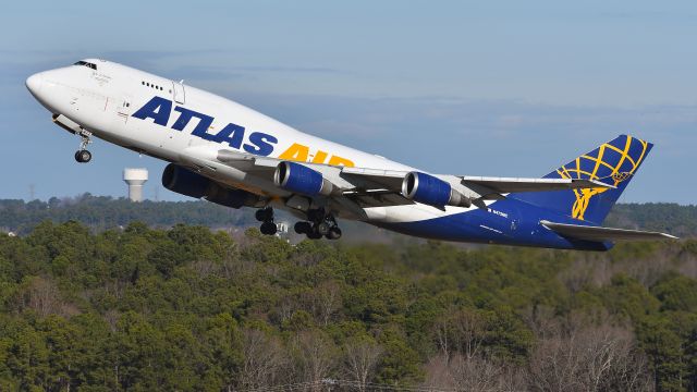 Boeing 747-400 (N472MC) - Atlas Air Boeing 747-400F departs KRDU Rwy 23R on 12/30/2023 at 10:01 am.