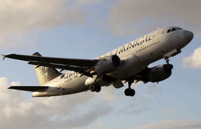 Airbus A319 (N703UW)