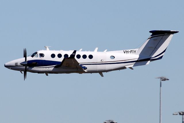 Beechcraft Super King Air 350 (VH-FIY) - Overflying Rwy 16R