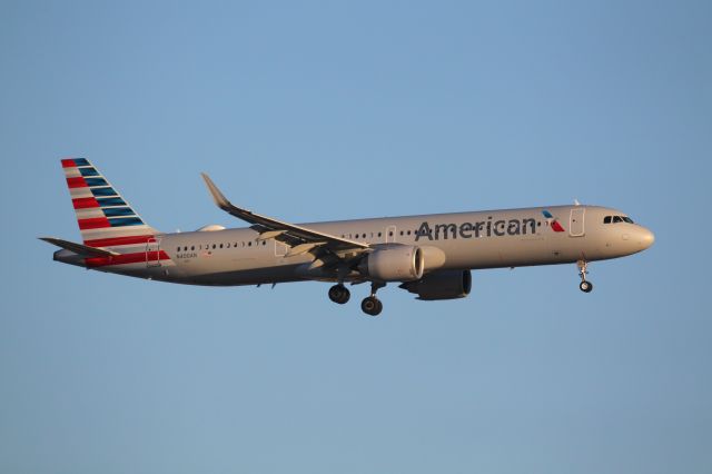 Airbus A321 (N400AN)