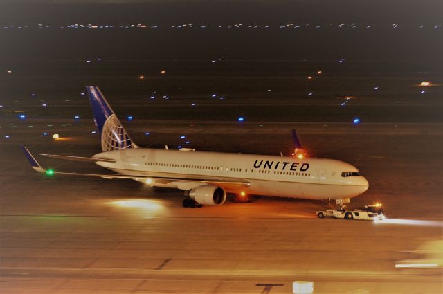 BOEING 767-300 (N665UA)