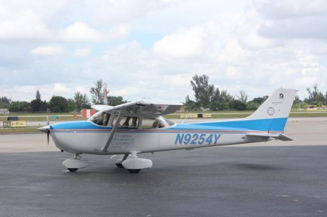 Cessna Skyhawk (N9254Y)