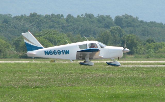 Piper Cherokee (N6691W) - at Reading