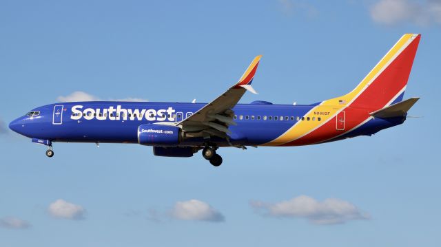Boeing 737-800 (N8662F)