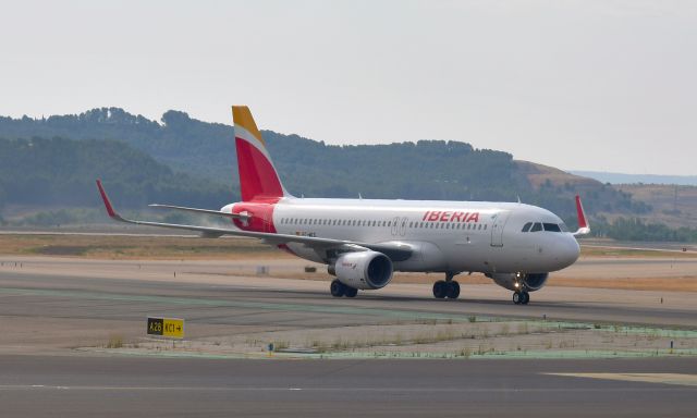 Airbus A320 (EC-MCS) - Iberia Airbus A320-214(WL) EC-MCS in Madrid 