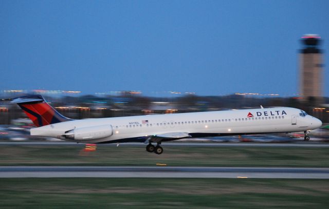 McDonnell Douglas MD-88 (N911DL) - Arriving 18C - 3/27/10