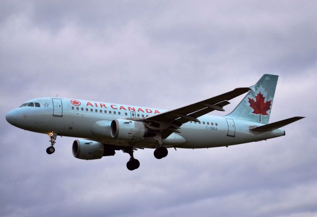 Airbus A319 (C-GBIA) - Approaching rwy 25 from Toronto on11-Nov-13.