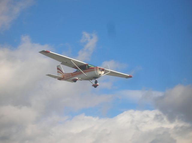 Cessna Skyhawk (N12213) - Short final for runway 16.