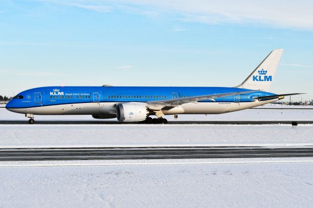 Boeing 787-9 Dreamliner (PH-BHM) - KLM 787 Dreamliner at YYC on Nov 25.