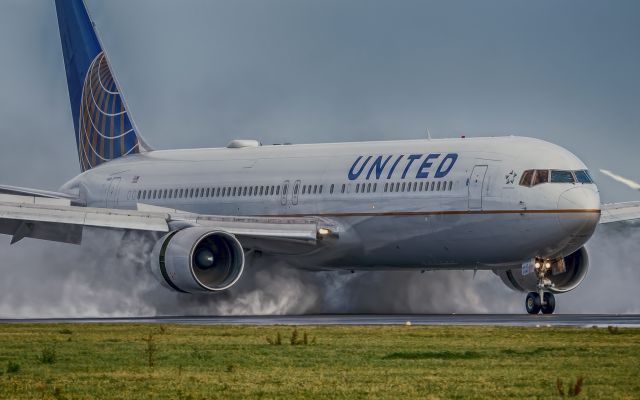 BOEING 767-300 (N657UA)