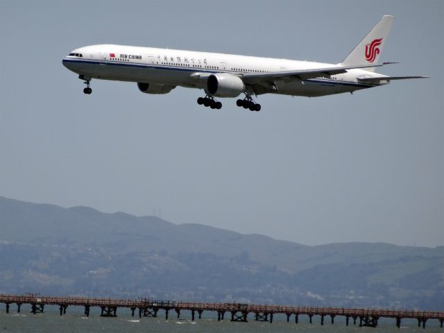 BOEING 777-300 (B-2046) - B-2046 Air China Boeing 777-300 - cn 41442 / ln 1165br /First Flight * Dec 2013br /Age 1.4 Yearsbr /16-Apr-2015 B773 Beijing Capital Intl (ZBAA / PEK) San Francisco Intl (KSFO) 15:59 CST 12:24 PDT 11:25br /中国国际航空B-2046波音777-300飞机，20150416北京飞旧金山。