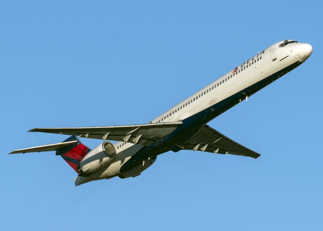 McDonnell Douglas MD-90 (N909DA)