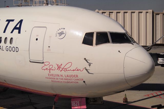 BOEING 767-400 (N845MH)