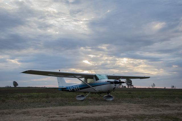 Cessna 152 (LV-ZYT) - Aeródromo de Gral. Villegas BA