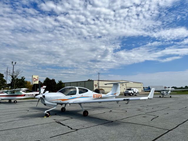 Diamond Star (N781PS) - Saw it on the terminal ramp after my flight lesson on Sun Oct 1st.