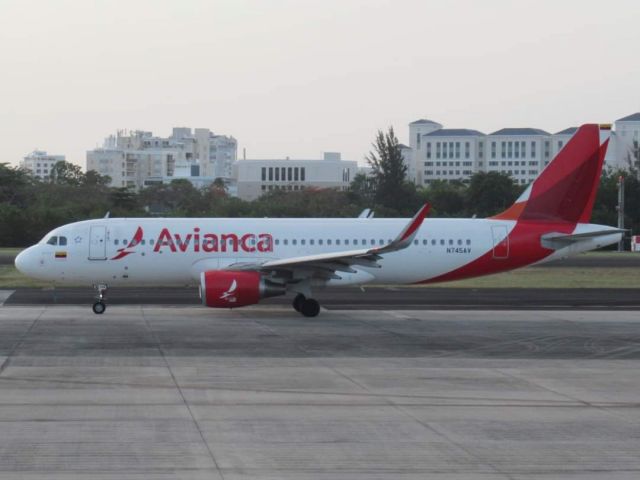Airbus A320 (N745AV)