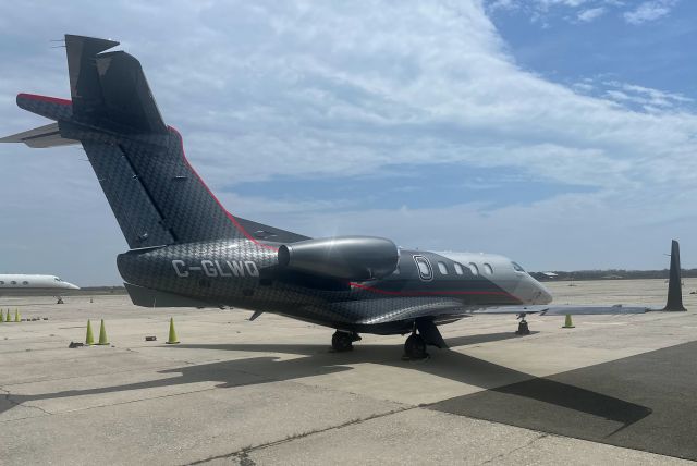Embraer Phenom 300 (C-GLWQ)