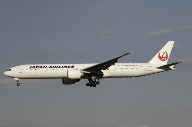 BOEING 777-300 (JA731J) - Final Approach to Narita Intl Airport Rwy34L on 2013/02/21 "JAL SKY Suite 777"