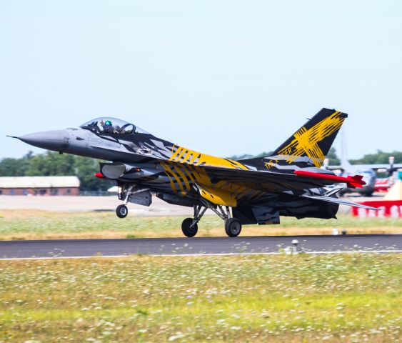 Lockheed F-16 Fighting Falcon — - BAF F16 display touching down