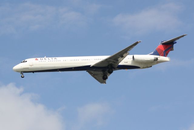 McDonnell Douglas MD-88 (N971DL) - Delta Flight 1445 (N971DL) arrives at Sarasota-Bradenton International Airport following a flight from Laguardia Airport