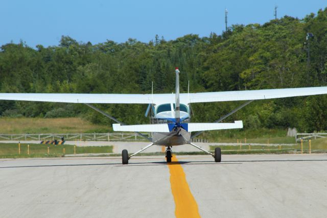 Cessna Skyhawk (N73462) - Taxiing to runway 26 at Mackinac Island. 