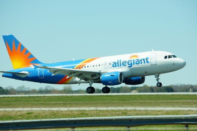 Airbus A319 (N318NV) - Nice clear and cool but very windy day. 