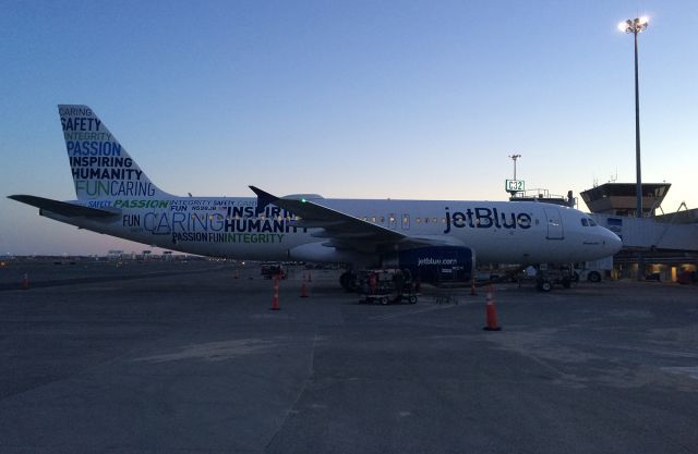 Airbus A320 (N598JB) - Sunset @ Bluemanity  Boston Logan !