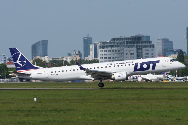 EMBRAER 195 (SP-LNH) - WAW SPOTTING