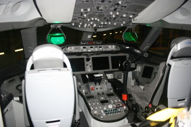 Boeing 787-8 (N787BA) - B787 flightdeck