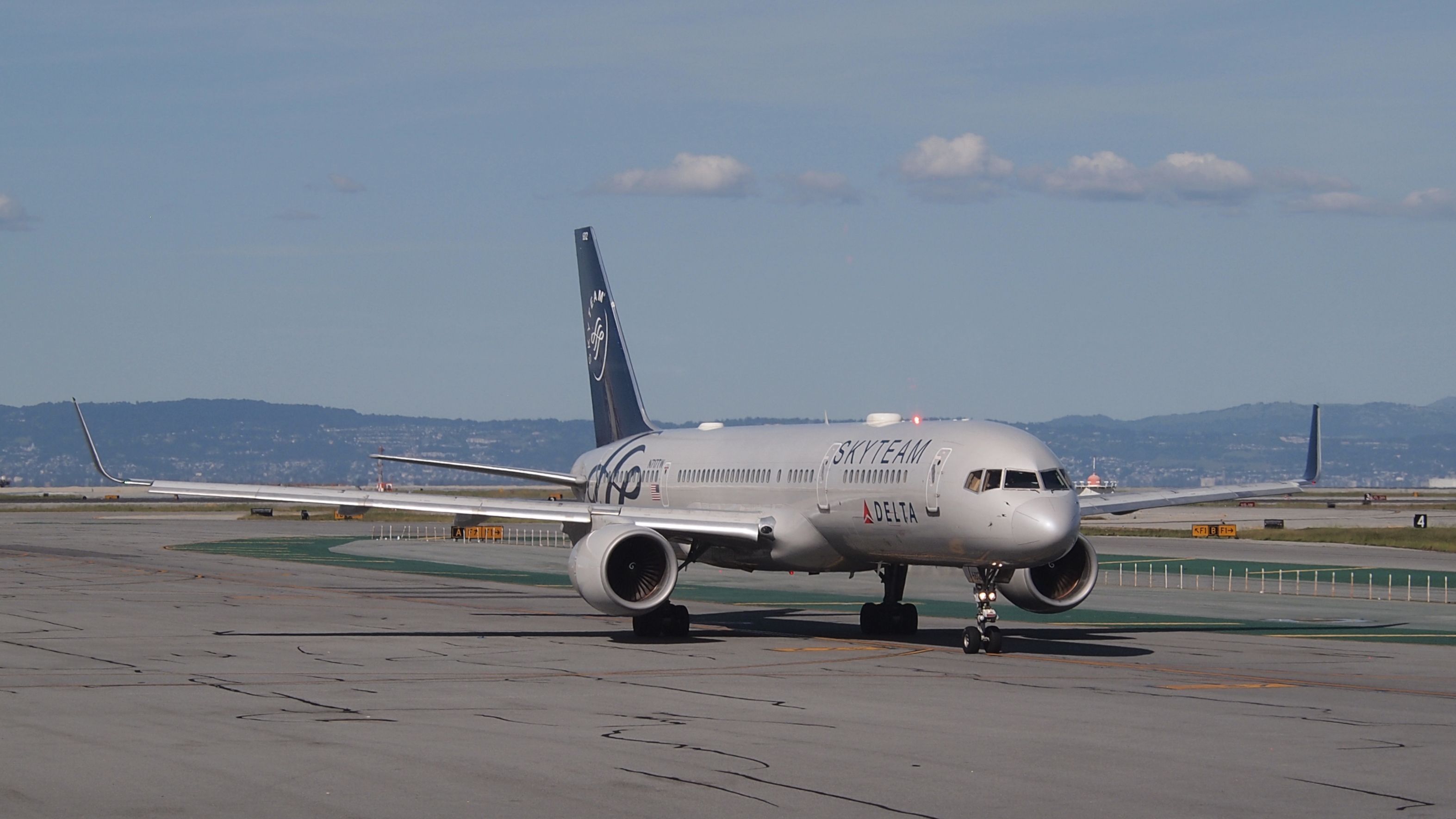 Boeing 757-200 (N717TW)