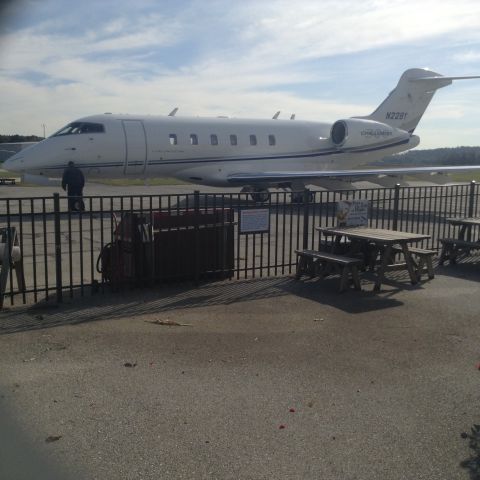 Bombardier Challenger 300 (N228Y)