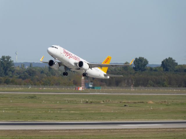 Airbus A320 (TC-NBU) - Pegasus A320-251N TC-NBU takeoff from 23L DUS, 22.09.2019.