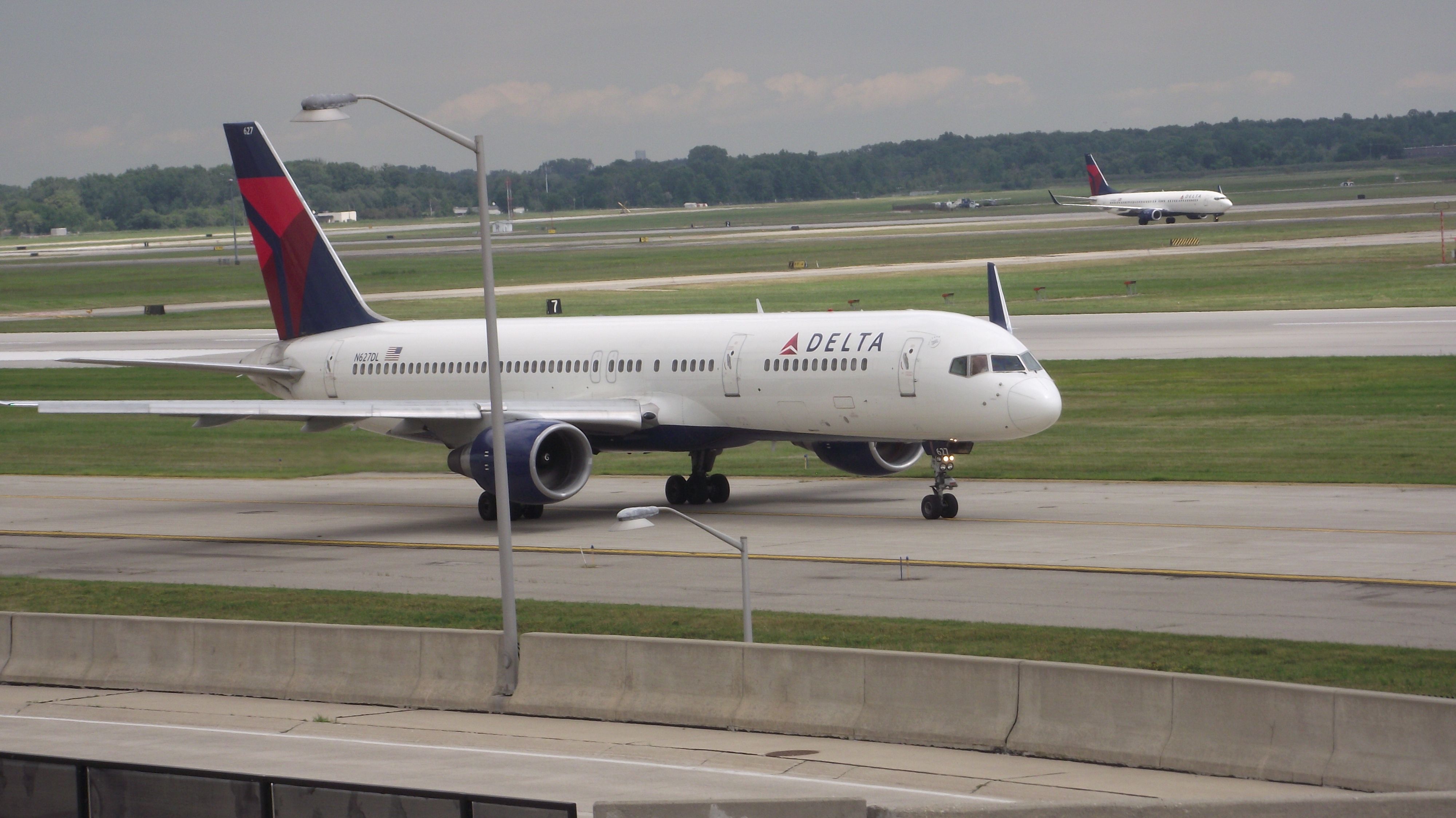 Boeing 757-200 (N627DL)