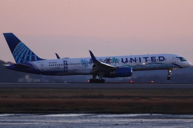 Boeing 757-200 (N14106) - Landing at sunset