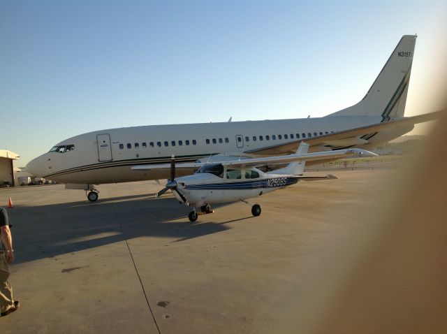 Cessna Centurion (N2508S) - Nice turbo Centurion tucked next to a 737