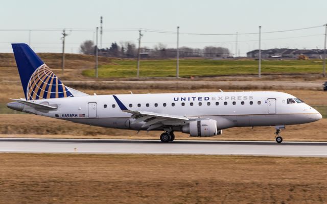 Embraer 170/175 (N858RW)