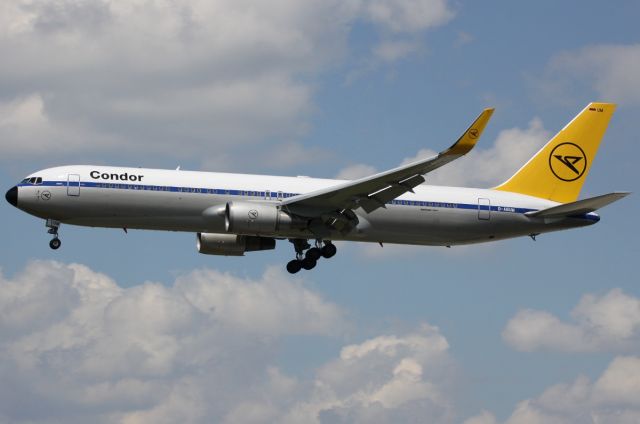 BOEING 767-300 (D-ABUM)