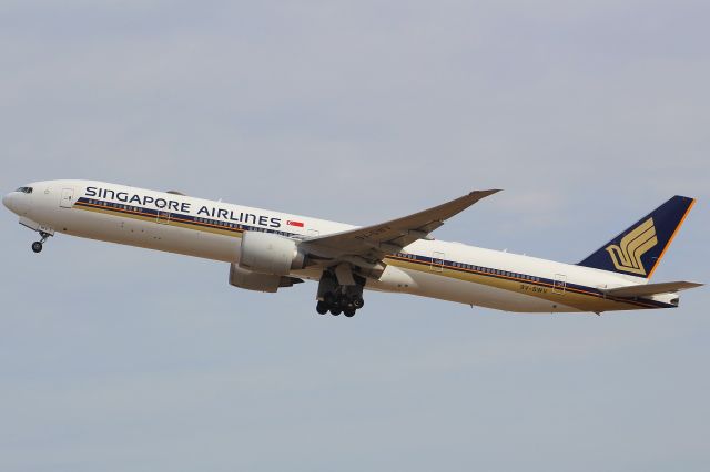 BOEING 777-300ER (9V-SWV) - A Singapore Airlines B777-300ER taking off from runway 27L at LHR.br /br /Location: Heathrow T5 spotting point.br /Date: 21.08.22 (dd/mm/yy).