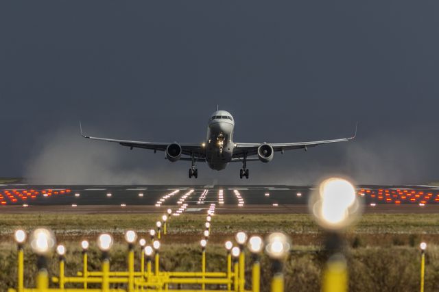 Boeing 757-200 (N34137) - Blasting off runway 23R, bound for Newark.